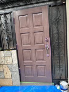 東京都文京区・傷ついた木製ドアの塗装工事(造膜型塗料) (2)