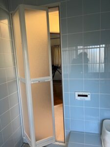 埼玉県所沢市　開閉しにくくなった浴室ドアの調整 (1)