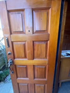 東京都文京区・傷ついた木製ドアの塗装工事(造膜型塗料) (4)
